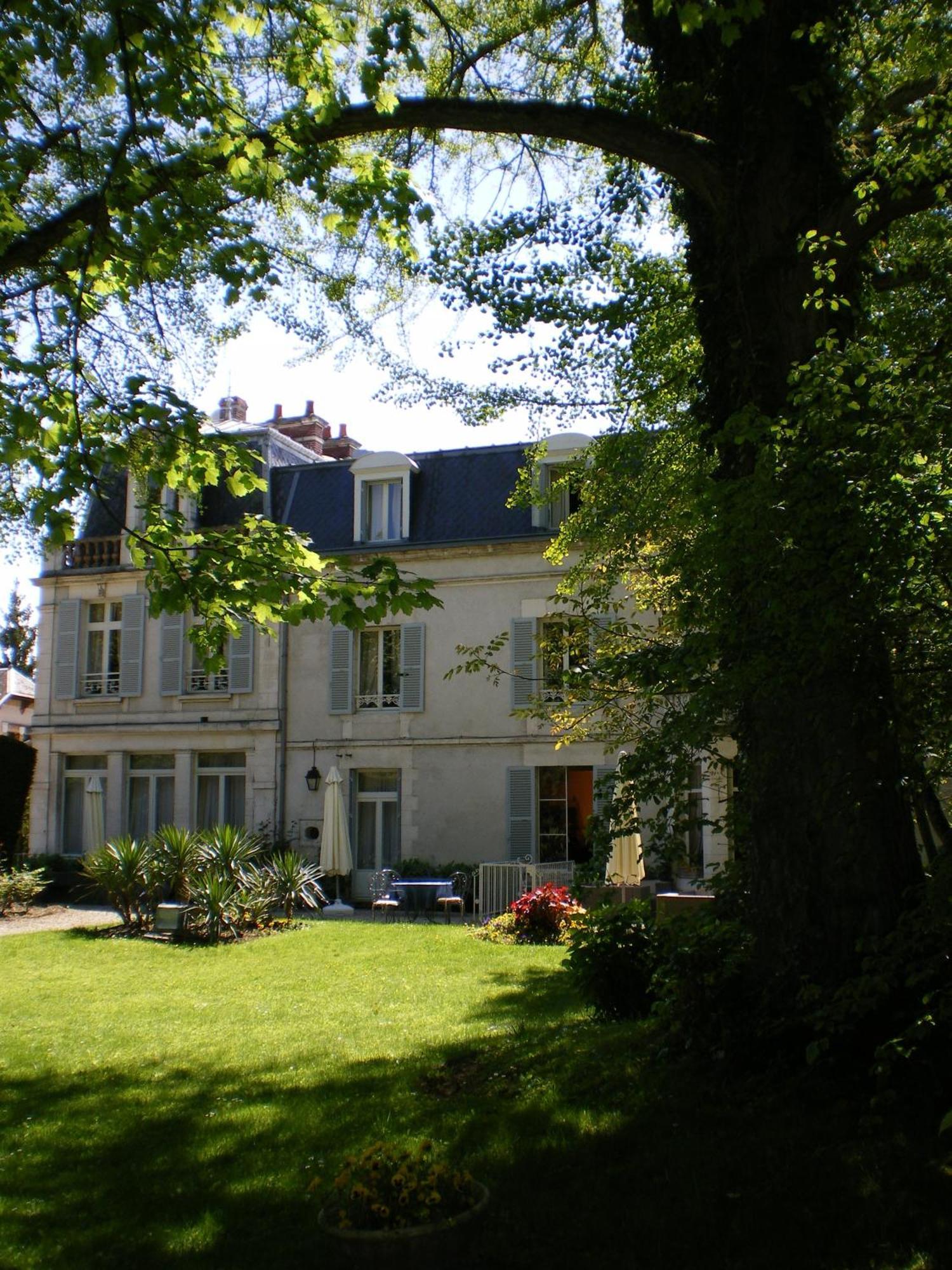 Hotel Les Marechaux 欧塞尔 外观 照片